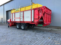 Lade- und Dosierwagen Pottinger Pöttinger Faro 4000D met Afvoerbandje.