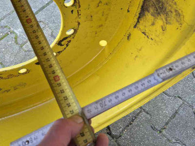Räder, Reifen, Felgen & Distanzringe John Deere Velgen 15x28 Titan vast