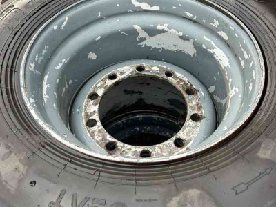 Räder, Reifen, Felgen & Distanzringe  700/40R22.5