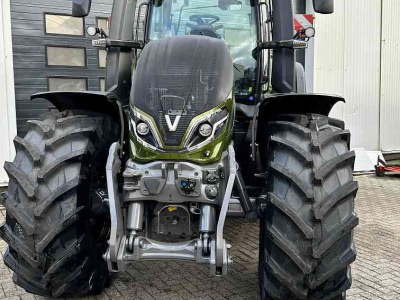 Schlepper / Traktoren Valtra Q305