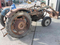 Oldtimers Ford Fordson Dextra met frontlader voorlader opknapper oldtimer