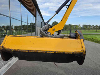 Mähausleger mit Schlegelmäher Bomford Falcon 5.5