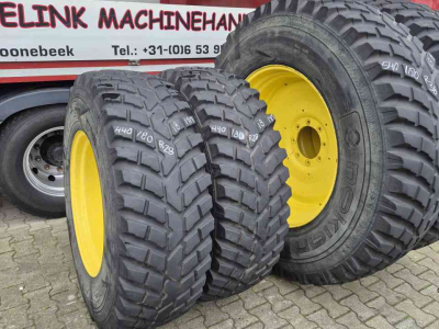 Räder, Reifen, Felgen & Distanzringe Nokian 540/80R38 en 440/80R28 op John Deere velgen