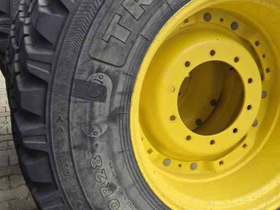 Räder, Reifen, Felgen & Distanzringe Nokian 540/80R38 en 440/80R28 op John Deere velgen