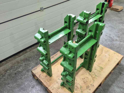 Sonstiges Traktoren und Zubehör John Deere Sauermann Rockinger Trekhaak frame slede rail 8R