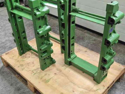 Sonstiges Traktoren und Zubehör John Deere Sauermann Rockinger Trekhaak frame slede rail 8R