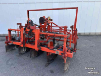 Pflanzmaschine  Desmytere ruggenvormer met preiponsmachine  Plantmachine/gatenponser voor bijv. prei  Hydraulisch aangedreven ruggenvormer