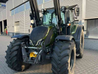Schlepper / Traktor Valtra N155 Tractor met voorlader