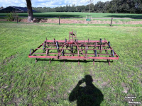 Grubber  Triltand cultivator met verkruimelrol rol