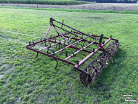 Grubber  Triltand cultivator met verkruimelrol rol