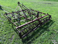 Grubber  Triltand cultivator met verkruimelrol rol
