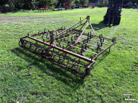 Grubber  Triltand cultivator met verkruimelrol rol