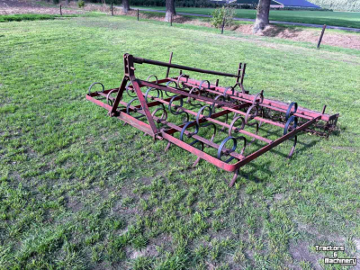 Grubber  Triltand cultivator met verkruimelrol rol