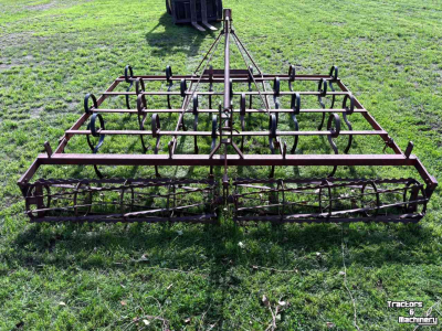 Grubber  Triltand cultivator met verkruimelrol rol