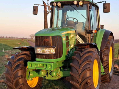Schlepper / Traktor John Deere 6830