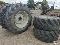 Räder, Reifen, Felgen & Distanzringe BKT 650/65R38 540/65R28 op Valtra velgen