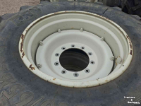 Räder, Reifen, Felgen & Distanzringe BKT 650/65R38 540/65R28 op Valtra velgen