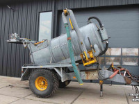 Gülletankwagen / Güllefässer Peecon 5000 liter kippende giertank kiepende mesttank waterwagen zuigarm hydraulische achterwand