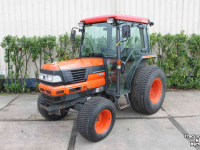 Gartentraktoren Kubota L3300 tuinbouwtrekker smalspoortrekker tractor met cabine en gazonbanden