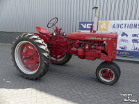 Schlepper / Traktor  Mc Cormick Farmall 200
