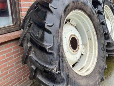 Räder, Reifen, Felgen & Distanzringe Mitas AC70 520/70R38 en 420/70R28 wielen