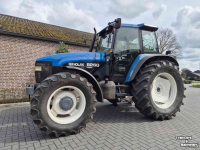 Schlepper / Traktor New Holland 8260