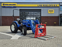 Obsttraktor New Holland Boomer 55 HST met voorlader en Kemp balenprikker