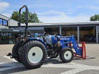 Obsttraktor New Holland Boomer 55 HST met voorlader en Kemp balenprikker