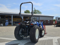 Obsttraktor New Holland Boomer 55 HST met voorlader en Kemp balenprikker