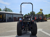 Obsttraktor New Holland Boomer 55 HST met voorlader en Kemp balenprikker
