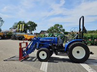 Obsttraktor New Holland Boomer 55 HST met voorlader en Kemp balenprikker