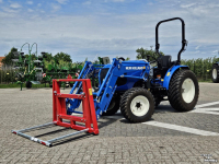 Obsttraktor New Holland Boomer 55 HST met voorlader en Kemp balenprikker