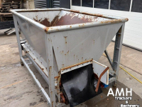 Förderband  2730X650 Bunker met uitvoerband+kantelaar, Feed hopper with discharge conveyor including bin tipper, Dosierbunker mit Austragsband inklusive Kistenkipper