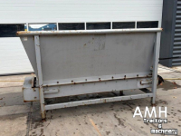 Förderband  2730X650 Bunker met uitvoerband+kantelaar, Feed hopper with discharge conveyor including bin tipper, Dosierbunker mit Austragsband inklusive Kistenkipper