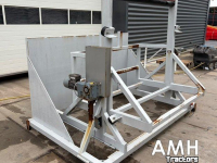 Förderband  2730X650 Bunker met uitvoerband+kantelaar, Feed hopper with discharge conveyor including bin tipper, Dosierbunker mit Austragsband inklusive Kistenkipper