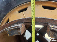 Räder, Reifen, Felgen & Distanzringe  Dubbellucht naast 20.5R25. Shovel