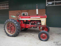 Schlepper / Traktor International Farmall 560