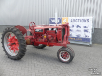 Schlepper / Traktor  Mc Cormick Farmall F12
