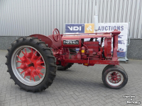 Schlepper / Traktor  Mc Cormick Farmall F12