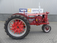 Schlepper / Traktor  Mc Cormick Farmall F12