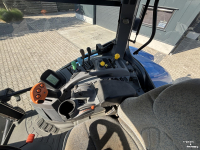 Schlepper / Traktor New Holland T7030 PowerCommand. Fronthef, Vooras vering, 40km.