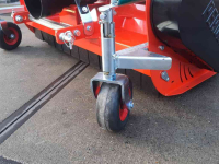 Sonstiges Rasen- und Grundstückspflegemaschinen und Zubehör Kubota Koala 1200 Klepelmaaier met opvang, verticuteermachine