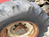 Räder, Reifen, Felgen & Distanzringe Case-IH set banden 12.4-24 op velg