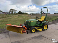 Gartentraktoren John Deere 655 Diesel 4wd met maaidek fronthef en veegmachine