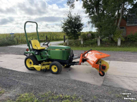 Gartentraktoren John Deere 655 Diesel 4wd met maaidek fronthef en veegmachine