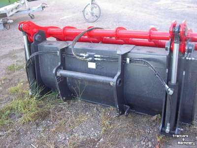 Selbstladender Futterverteilgeräte Manitou S 225  D 80   H 80