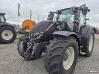 Schlepper / Traktor Valtra T235 tractor