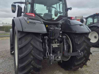 Schlepper / Traktor Valtra T235 tractor