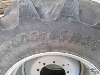 Räder, Reifen, Felgen & Distanzringe BKT 710/70R42 & 600/65R30