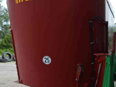 Futtermischwagen Vertikal Strautmann verti mix 3101